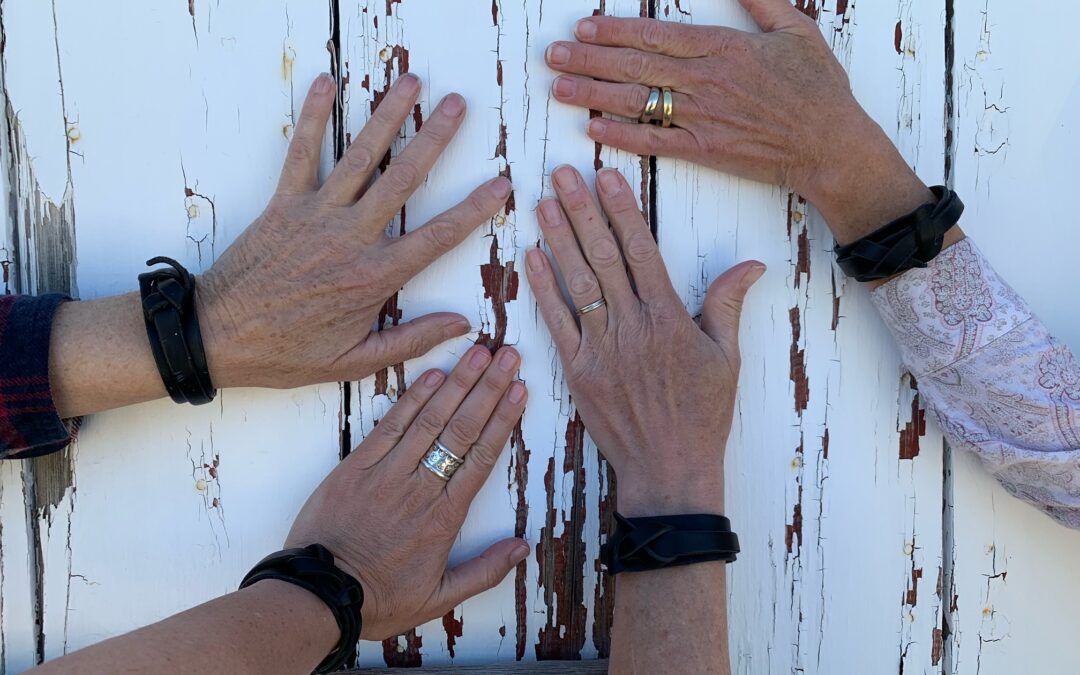Four hands on a barn in collaboration of art